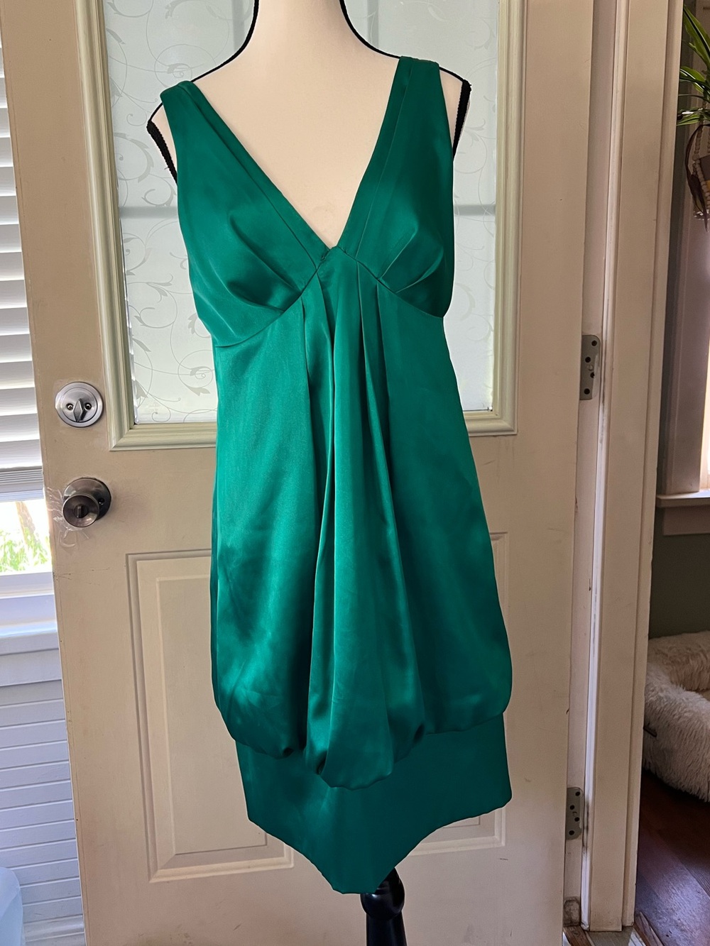 London Times sz 8 emerald green sleeveless deep v draped bubble hem shift dress.
